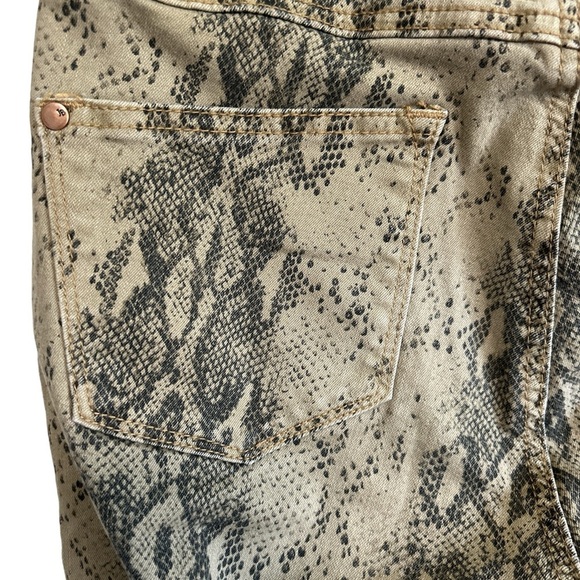 Judy Blue  Tan Gray Snakeskin Print Mid Rise Stretch  Skinny Jeans Size 7/28 - Picture 4 of 8